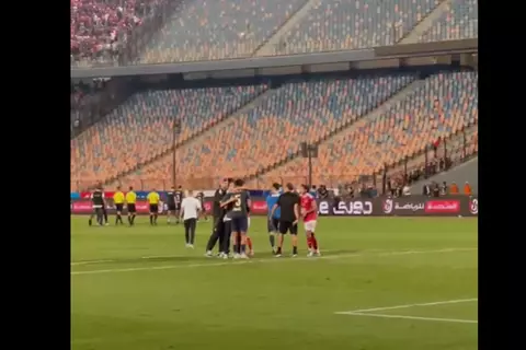 حسام عبد المجيد يصافح لاعبي الأهلي بعد مباراة القمة