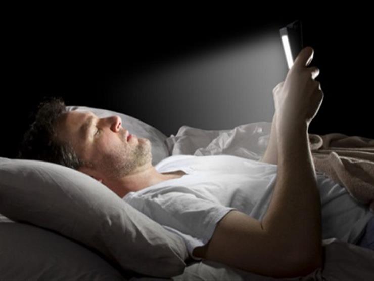 ماذا يحدث لك عند استخدام الهاتف الذكي قبل النوم؟ دراسة تجيب                                                                                                                                             