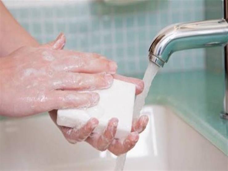 غسل الأيدي بالماء الفاتر والصابون