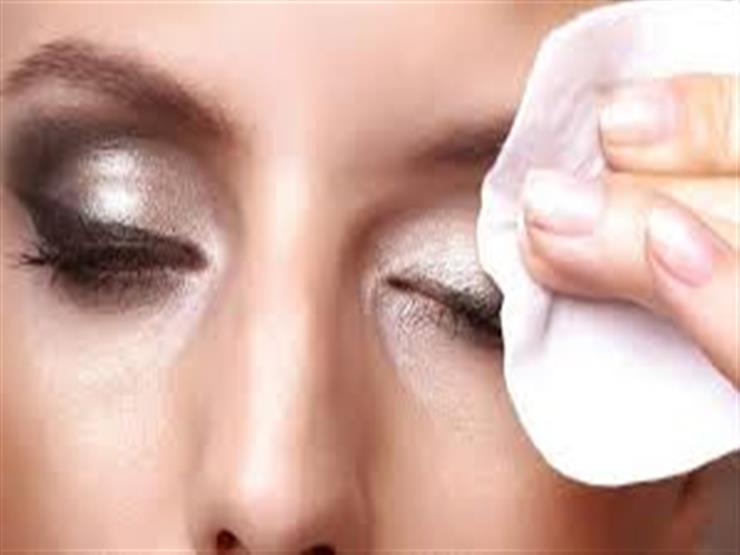 الطرق الصحيحة لإزالة مكياج العيون دون ظهور التجاعيد والهالات سوداء                                                                                                                                      