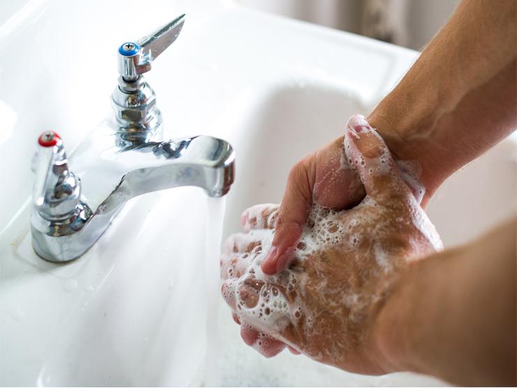  خطأ شائع ترتكبه عند غسل الأيدي ويضر بصحتك                                                                                                                                                              
