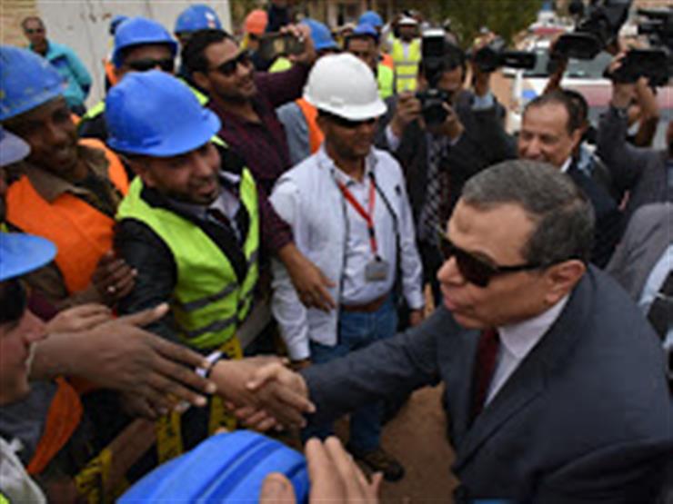 وزير القوى العاملة يسلم على عمال مصنع كيما