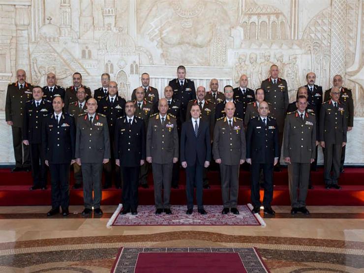 وزير الدفاع  يلتقط صورة تذكارية مع قيادات الداخلية