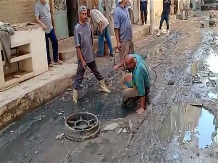 لحظة نزول فريد للبيارة لأداء عمله