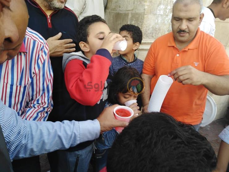 توزيع الشربات بالموز في محطة الرمل - احتفالات مولد النبي