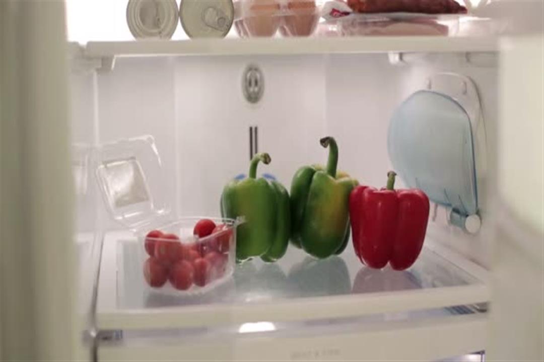 depositphotos_43712957-stock-video-hand-taking-peppers-from-fridge