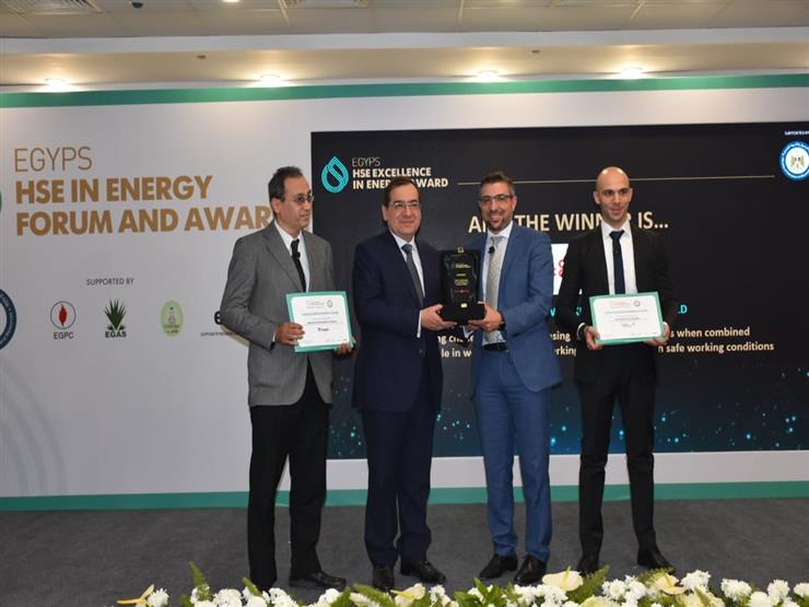 وزير البترول يسلم جائزة المركز الأول لرئيس شركة كويت انرجى