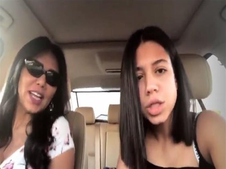 رانيا يوسف وابنتها يغنيان داخل السيارة