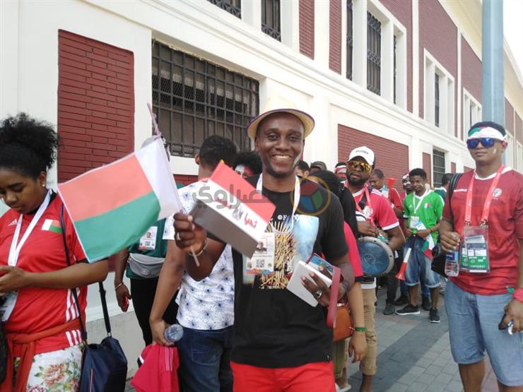 عبد العزيز مارويفو يرفع علم مدغشقر وعلم مصر في ستاد الإسكندرية (3)
