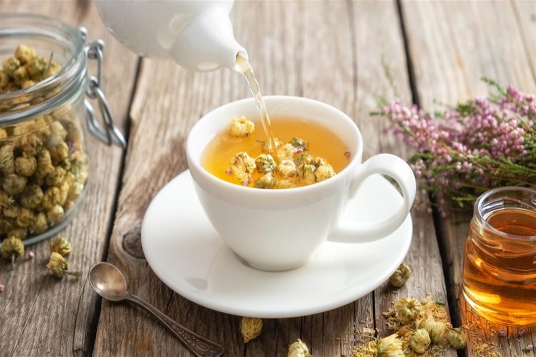 Healthy-chamomile-tea-poured-into-white-cup-1000x550