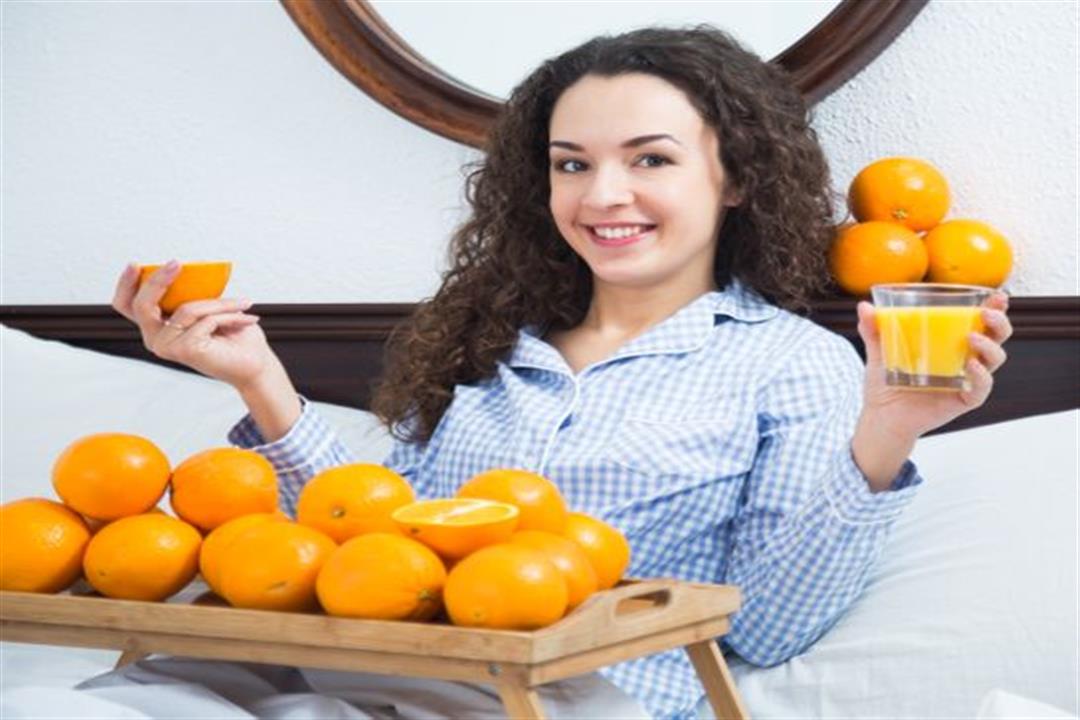 portrait-of-brunette-with-sweet-oranges-and-juice-in-tray-1738102-1477821
