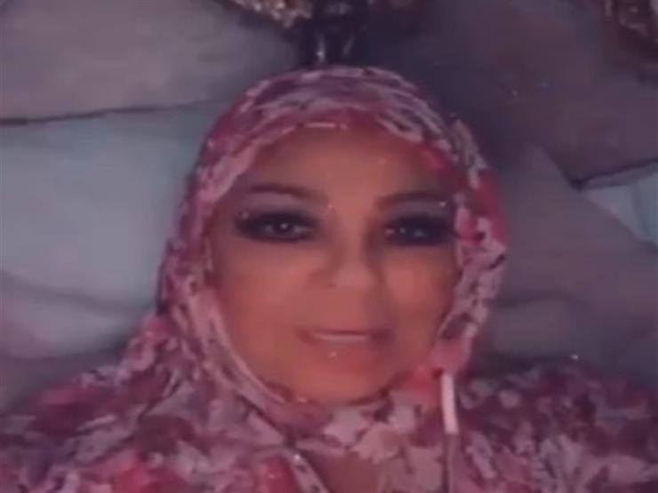 فيفي عبده بالحجاب خلال تقبلها تحدي الخير