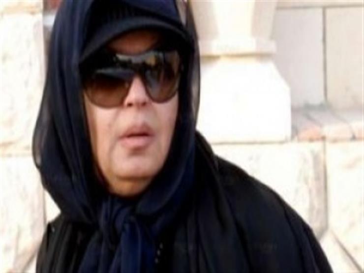 فيفي عبده بالحجاب في جنازة ممدوح عبدالعليم