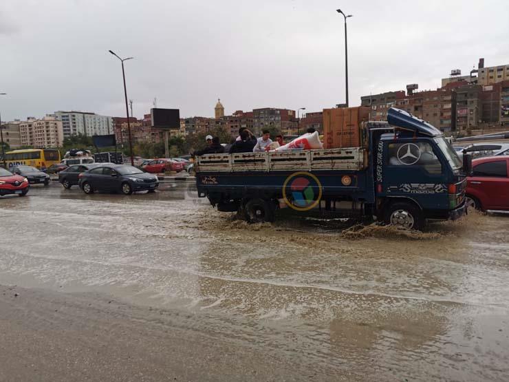 الأمطار تغرق أوتوستراد القاهرة