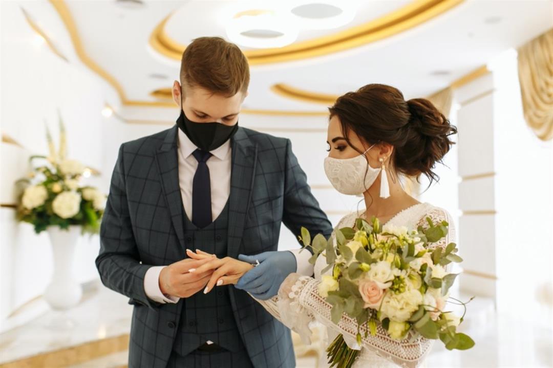 couple-wedding-face-mask
