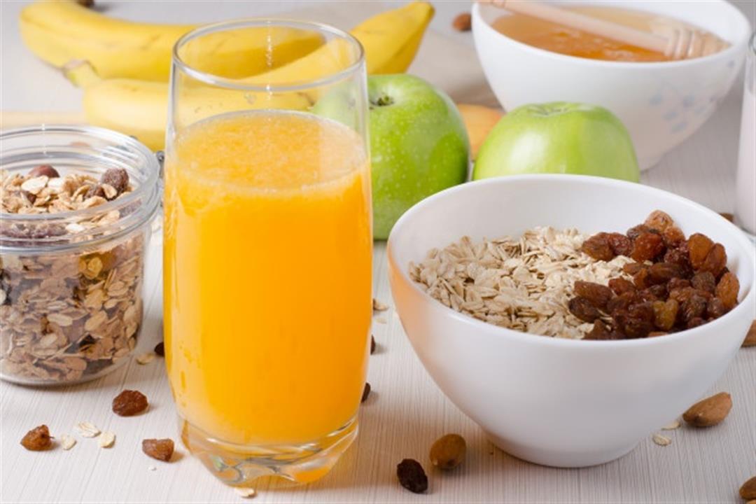 avena-pasas-miel-zumo-naranja-manzanas-verdes-frutos-secos_76255-237