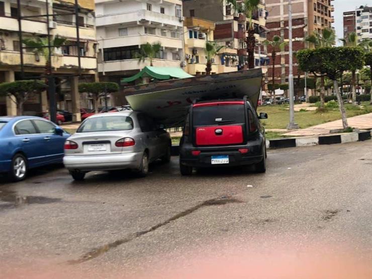 سقوط لافتة إعلانية على سيارتين في بورسعيد
