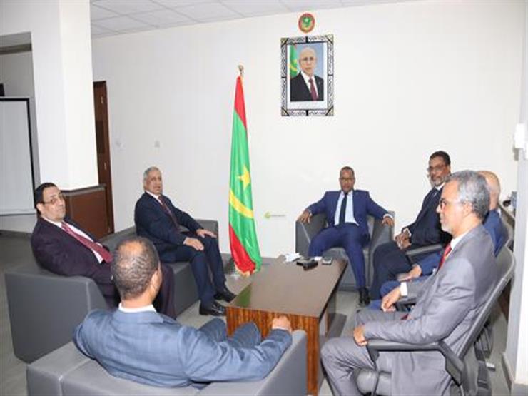 رئيس جمهورية موريتانيا يتسلم درع الأكاديمية العربية 
