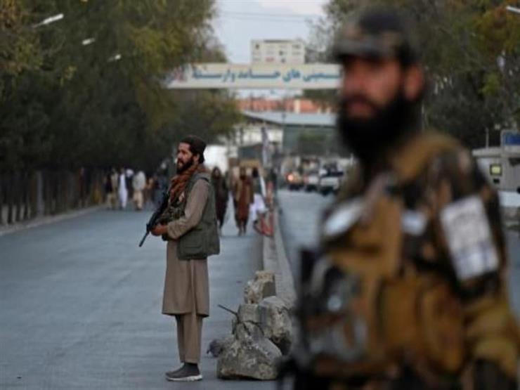 مقاتلون من طالبان يتولون الحراسة أمام مستشفى سردار محمد داود خان العسكري في كابول