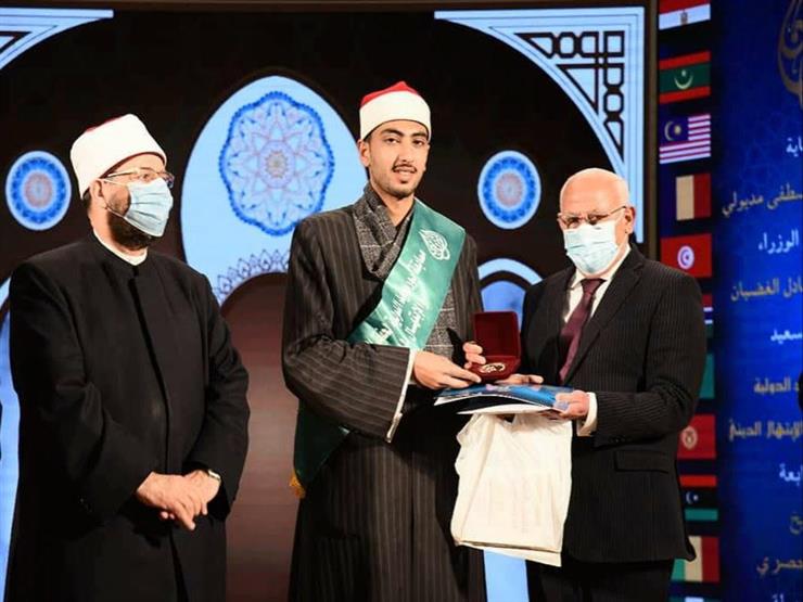 القارئ محمود وحيد يستلم شهادة فوزه بالمركز الأول كأفضل صوت حسن في تلاوة القرآن