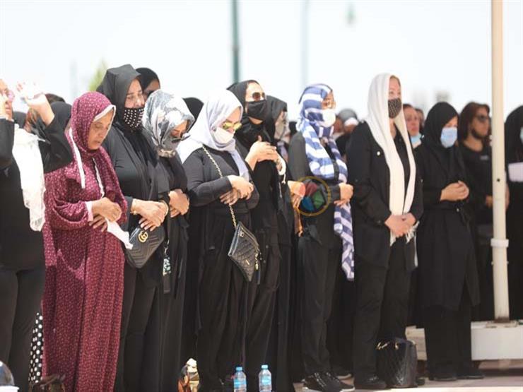 المصليات في جنازة دلال عبدالعزيز