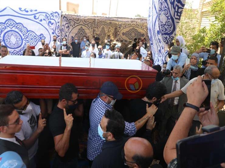 نعش دلال عبدالعزيز يصل المقابر