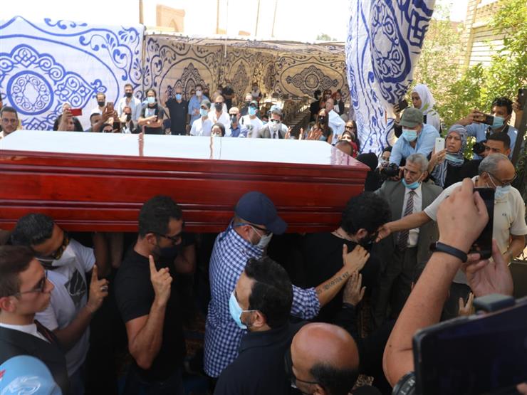 نعش دلال عبدالعزيز يصل المقابر (1)