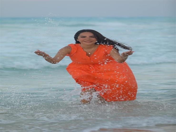 إنجي علاء على شاطئ البحر