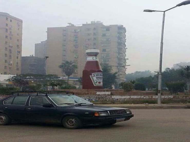 صورة لميدان في مصر يتوسطه زجاجة كاتشاب