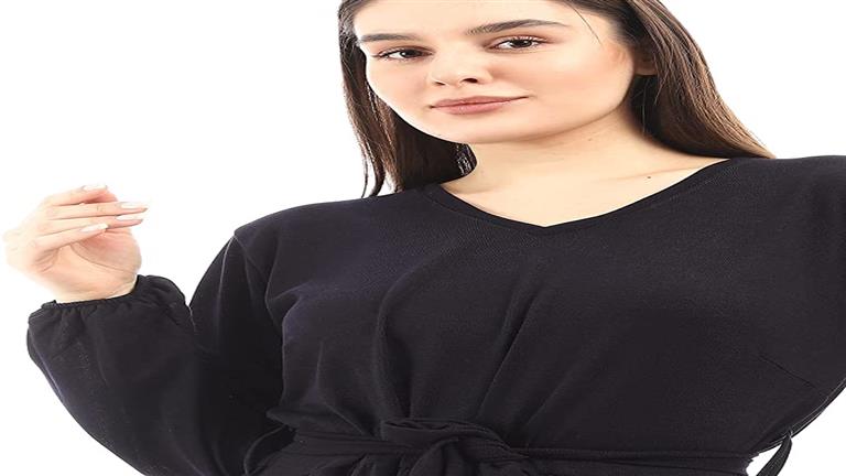 فستان طويل، مصنوع من قماش الشيفون، باللون الأسود، مزود ببطانة، وبه حزام من عند الخصر