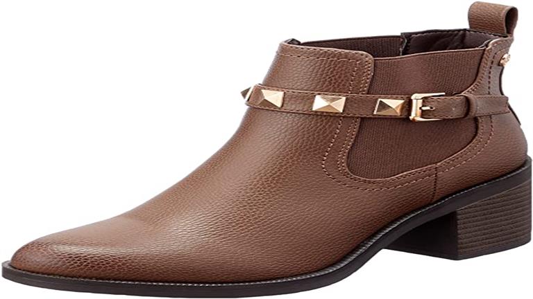 حذاء نسائي أنيق مرصع بالذهب من ديجافو، لونه بني، بـ 699 جنيها.