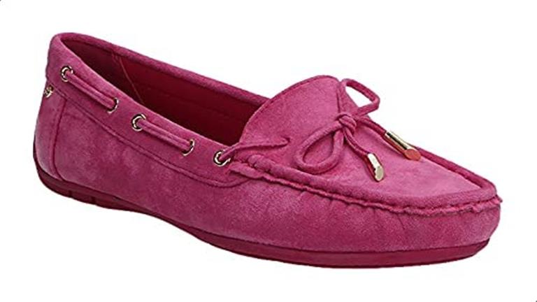 حذاء جلد بفيونكة وخياطة أمامية بنعل مطاط للنساء من ديجافو، بـ 259 جنيها.