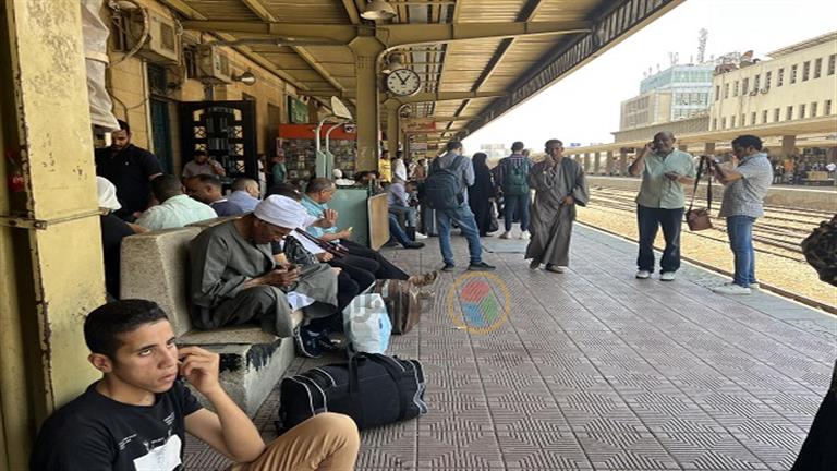 حكاية المسافرين على رصيف قطارات الصعيد 
