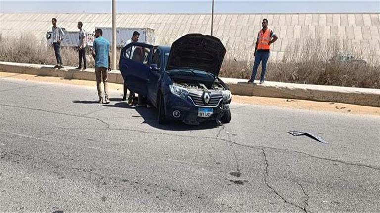 احدى السيارتين في الحادث تهشم جانبها الايسر بسبب التصادم في الحاجز الخرساني 