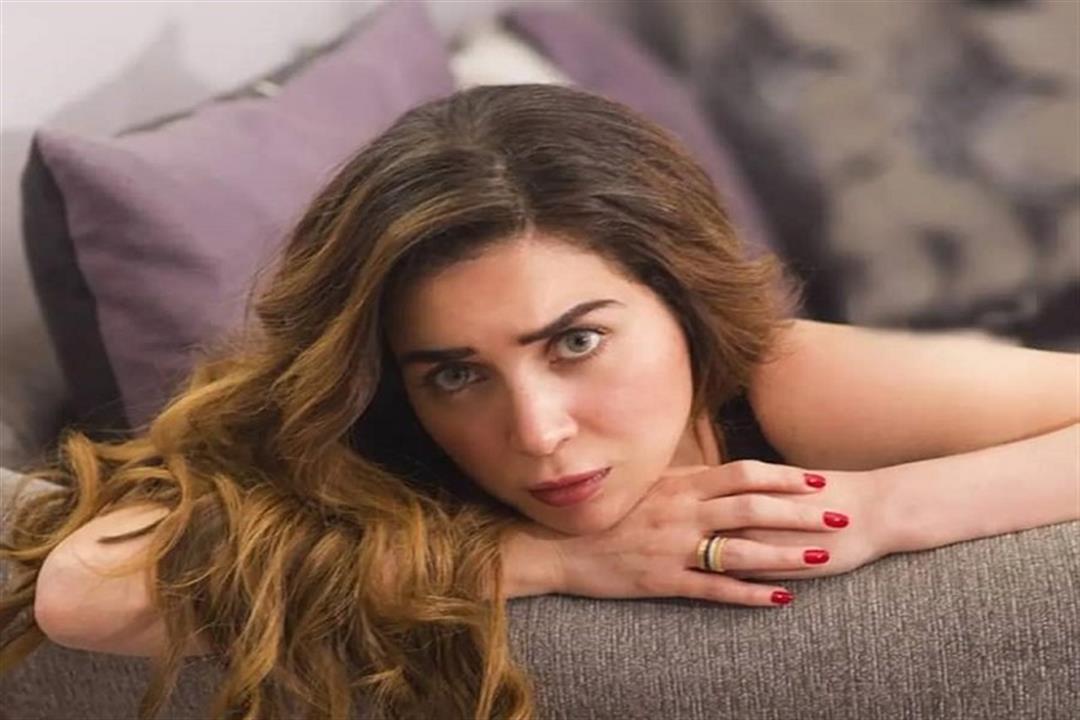 الفنانة مي عز الدين