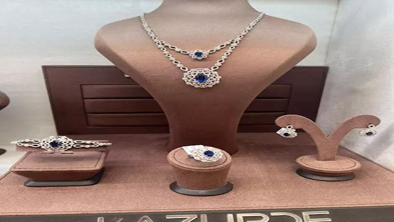 صور لـ درة بمجوهرات مرصعة بالياقوت