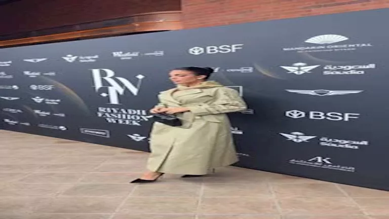 جورجينا ترتدي بالطو طويل (1)