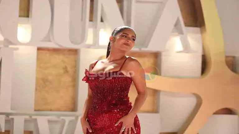 بفستان أحمر مايان السيد تداعب الكاميرات في مهرجان الجونة (5)