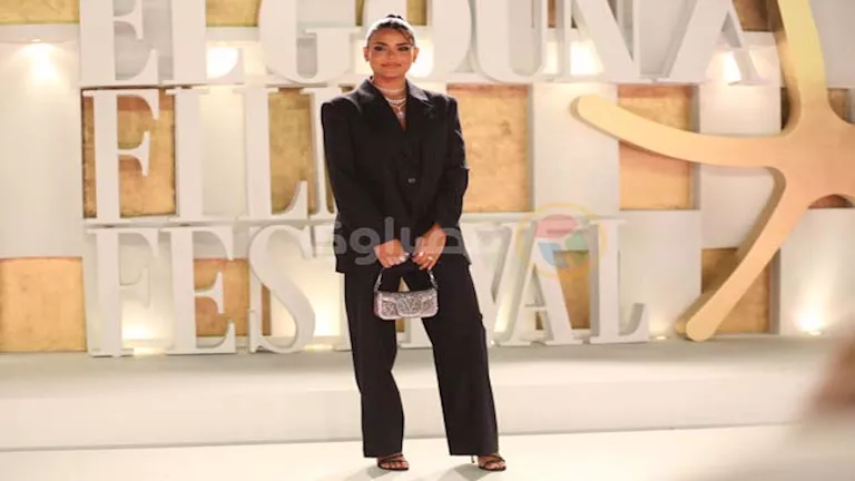 أسماء جلال ببدلة على الريد كاربت (2)