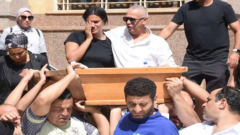 ياسمين في جنازة والدها نوح آدم (1)