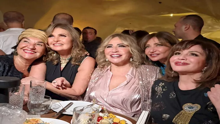 الهام شاهين ويسرا وليلى علوي وايناس الدغيدي في حفل عشاء