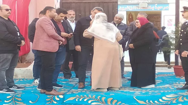 محافظ السويس يتحدث مع ناخبه