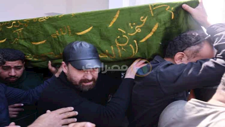 نضال الشافعي يحمل نعش زوجته هند