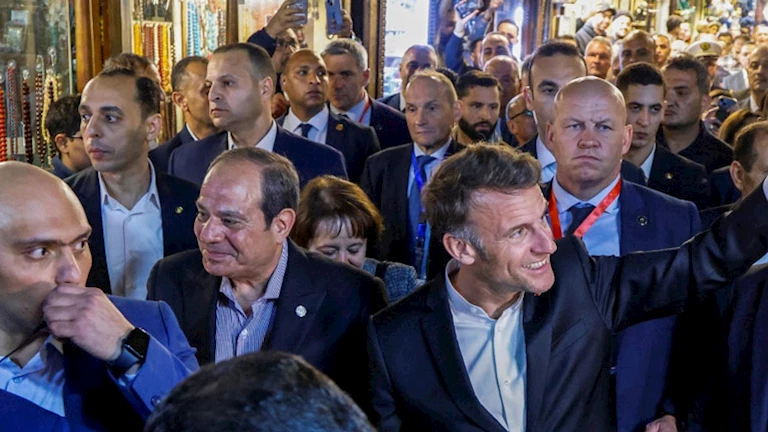 الرئيس السيسي يصطحب ماكرون في خان الخليلي