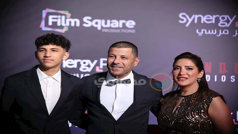 إياد نصار وأسرته في العرض الخاص لفيلم المشروع x 