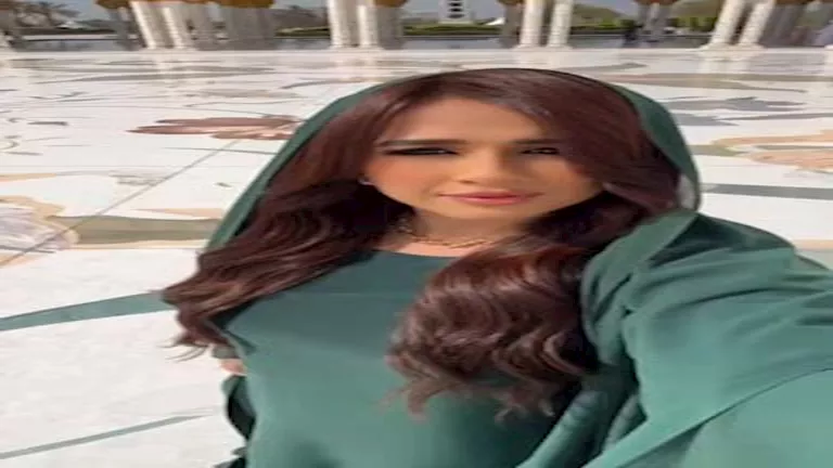 ياسمين عبدالعزيز بالحجاب من مسجد الشيخ زايد بالامارات (2)
