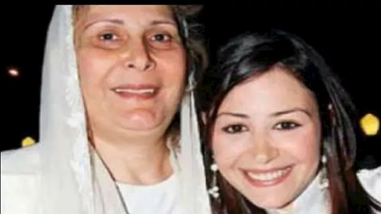 الفنانة منة شلبي مع والدتها