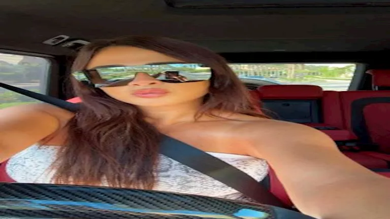 ياسمين عبدالعزيز داخل سيارتها