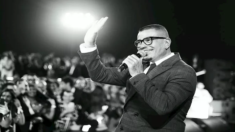 عمرو دياب ينشر صورًا من حفله الأخير