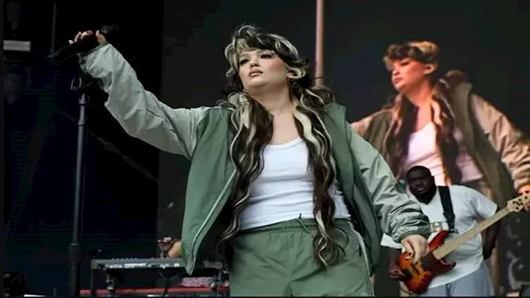 فيديو لحظة سقوطها على المسرح لولا يونج توجه رسالة اعتذار لجمهورها_10